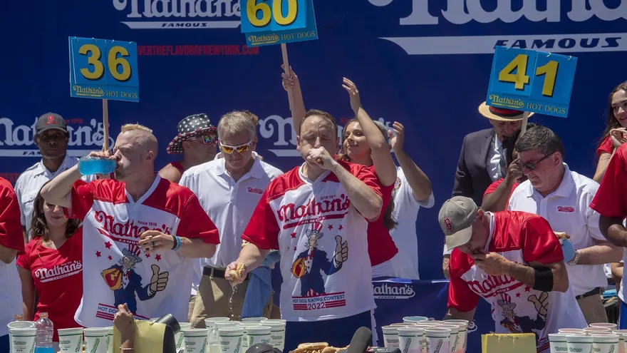 EEUU ya tiene nuevos campeones de ingesta de hot dogs.