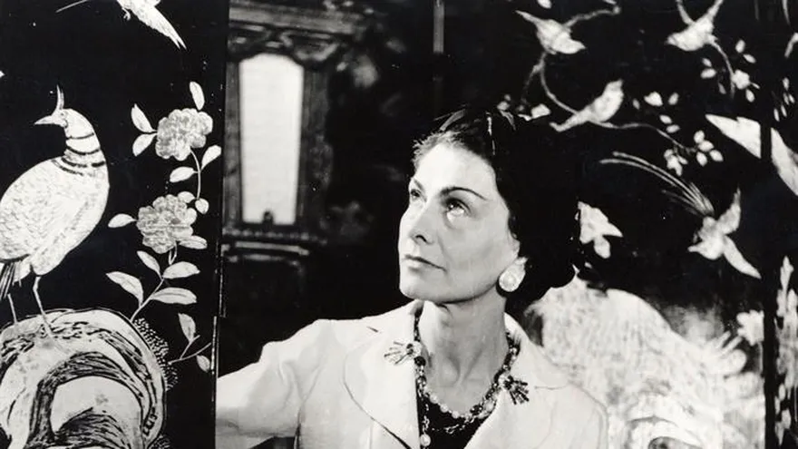 Fotografía de archivo Gabrielle Chanel en su apartamento 31 Rue Cambon en Paris, Circa 1937.