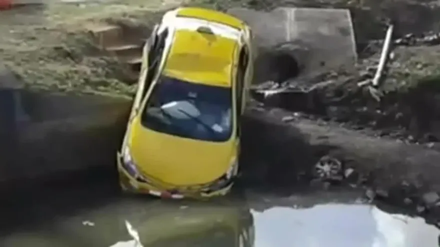 Taxi se accidenta y cae en una quebrada
