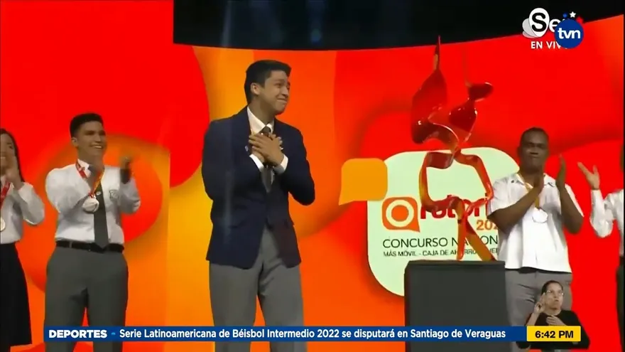 Alejandro Zetina, representante de Panamá Centro, gana concurso de oratoria