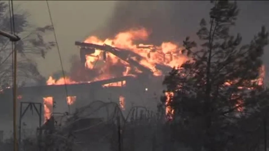 Al menos 82 mil evacuados por un incendio en California