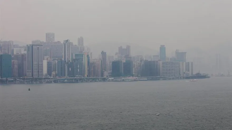 Vista del horizonte de la ciudad envuelto en la contaminación del aire en Hong Kong, China.