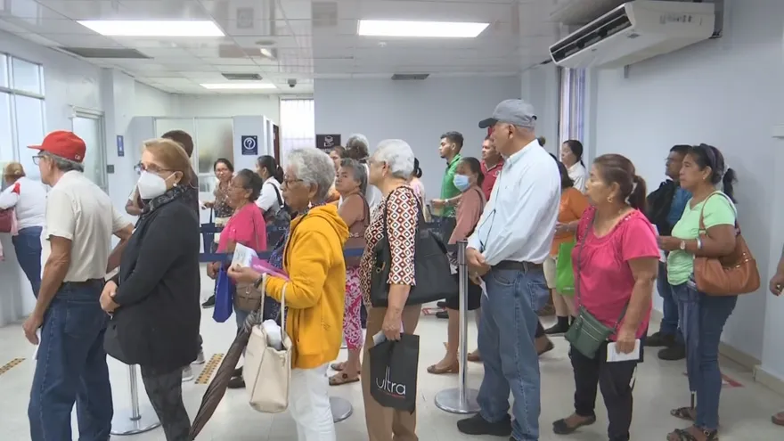 Imagen de unos jubilados y pensionados en la fila para adquirir medicamentos.