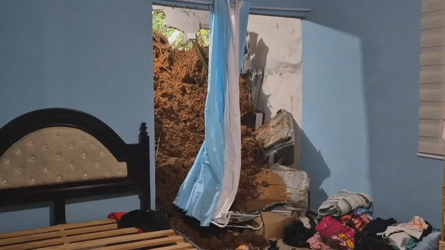 Dos residencias sufrieron daños estructurales graves debido a deslizamientos de tierra