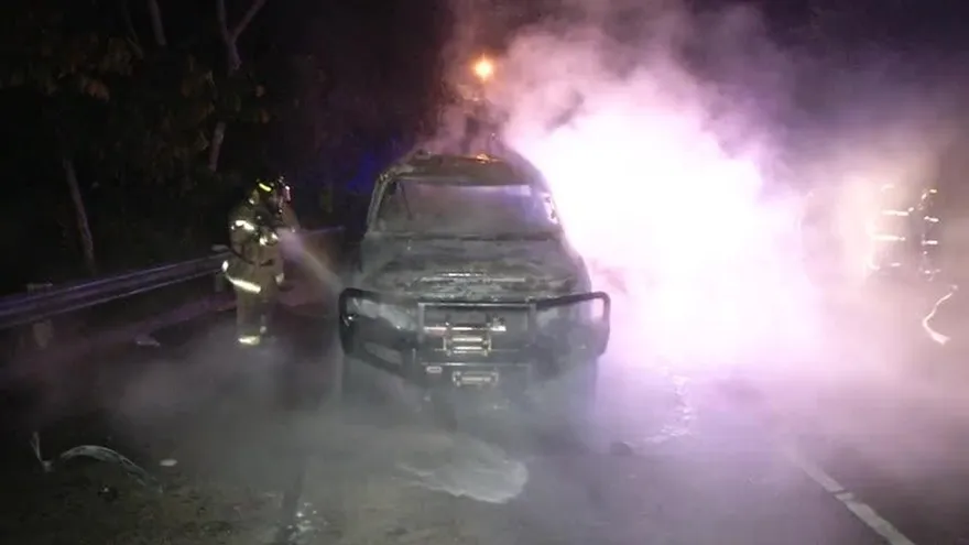 Auto se incendió en la avenida Juan Pablo II