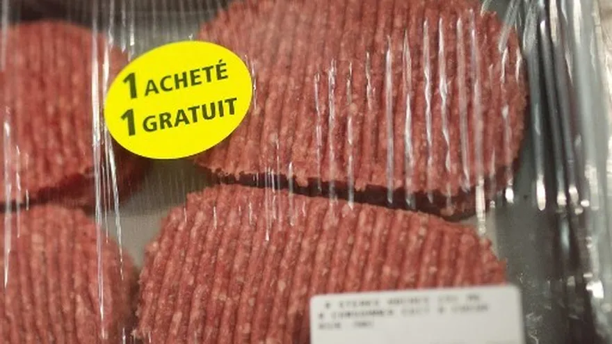 En la lista de ingredientes de estas hamburguesas, cuya distribución fue "suspendida inmediatamente", figuran exceso de grasa, tejidos de mala calidad, almidón y soja