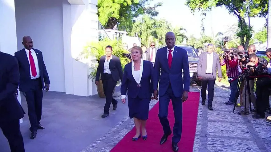 Bachelet visita Haití en preparación para retirar tropas chilena