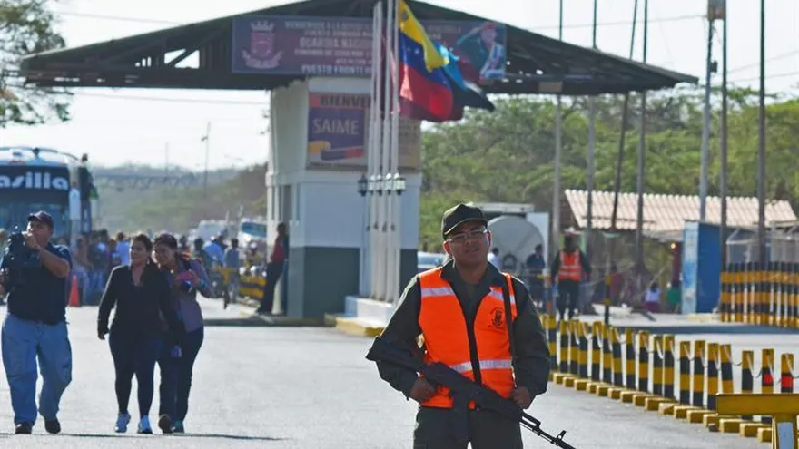 Vista de un integrante de la Guardia Nacional Bolivariana vigilando en la frontera con Colombia.