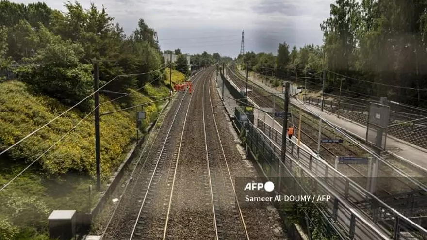 Los rieles en una estación de trenes en Lille, Francia
