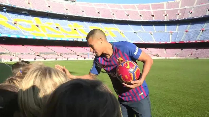 Murillo realiza sus primeros toques de balón ante su afición.