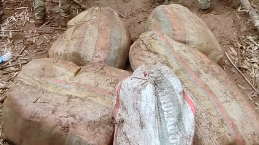 Un total de 280 paquetes de presunta sustancia ilícita fueron decomisados por unidades del Servicio Nacional Aeronaval (Senan) tras el hallazgo de una caleta subterránea en el sector de Cuango, Costa Arriba de Colón.