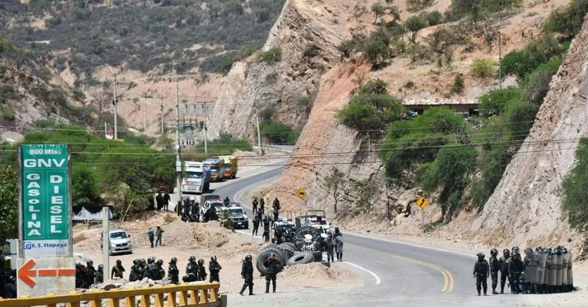 Policía y ejército se enfrentan a manifestantes en Bolivia para desbloquear carreteras.