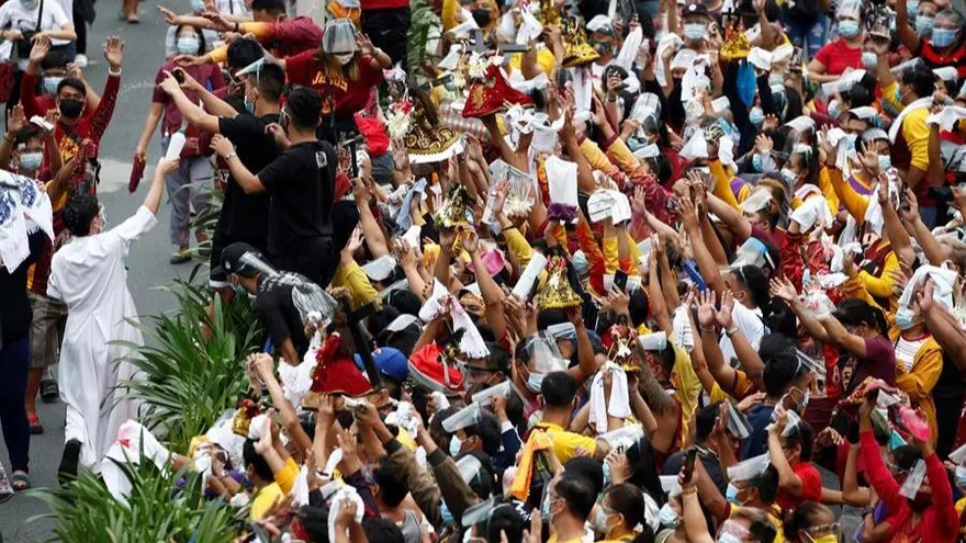 Miles de filipinos acuden a celebrar una fiesta católica pese a la pandemia