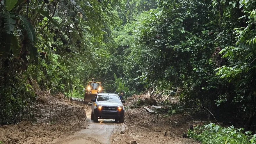 Panama's MOP clears Bocas del Toro landslides, improves drainage