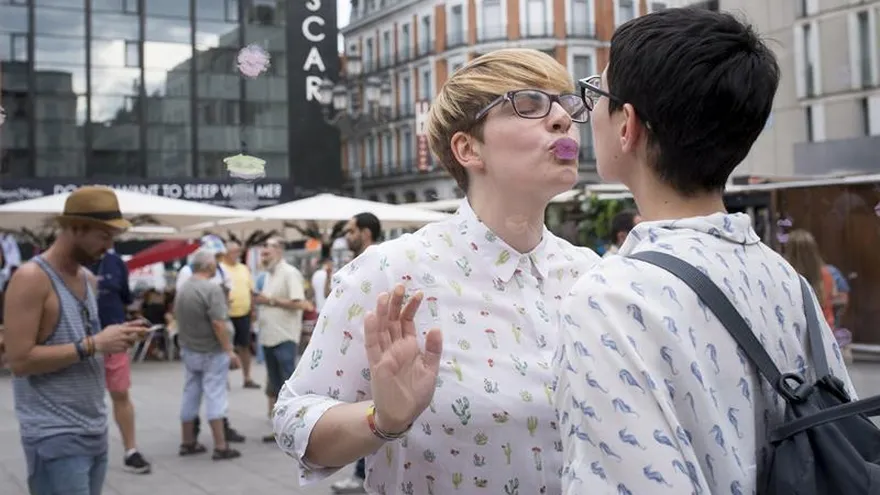 Una pareja se besa en el "Muro de los besos perdidos" instalado en la plaza de Pedro Zerolo de Madrid con motivo del World Pride Madrid 2017.