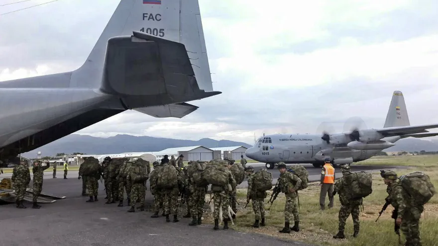 Las Fuerzas Militares colombianas pusieron en marcha hoy una gigantesca operación para movilizar a 2.000 soldados hacia Tumaco con el objetivo de combatir al narcotráfico que ha convertido en un polvorín a esa región de la costa del Pacífico, informaron fuentes oficiales.