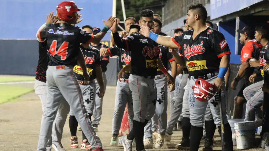 Peloteros del equipo de béisbol mayor de Chiriquí se felicitan