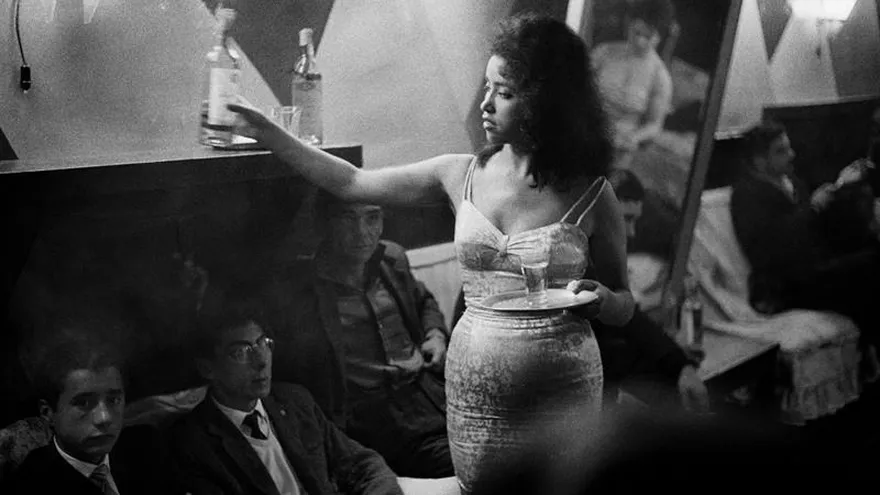 Reproducción de la fotografía del prostíbulo "Los siete espejos" de Valparaíso (Chile), tomada en 1963 por Sergio Larraín, y cedida por el Centro Cultural Borges en Buenos Aires (Argentina).