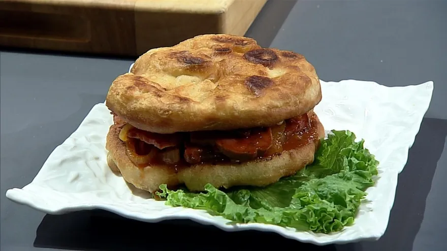 Sándwich de tasajo entomatado con masa de hojaldre