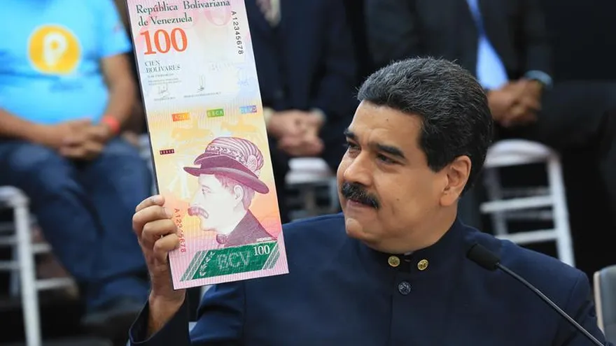 Nicolás Maduro presenta un billete de 100 bolívares.