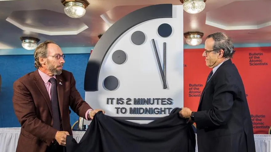 Lawrence Krauss (i), director del proyecto Origins de la Universidad de Arizona, y Robert Rosner (d), profesor en la Universidad de Chicago, tras ajustar 30 segundos el "Reloj del Juicio Final" (Doomsday Clock).