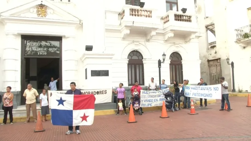 Residentes de San Felipe bloquean Consejo Municipal por desalojo