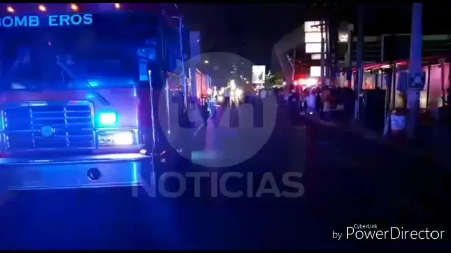 Momentos que bomberos atienden incendio en Paitilla