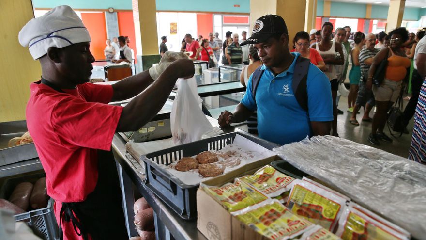 Los cubanos se encontraron hoy con una rebaja de precios en algunos productos básicos en los comercios del país, principalmente alimentos.