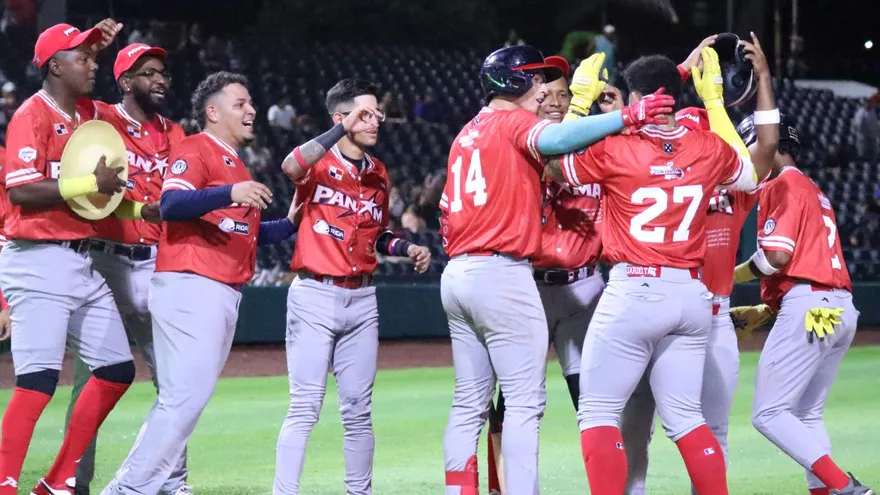 Eduardo Tait es felicitado por sus compañeros de la Selección de Béisbol U23 de Panamá tras batear un cuadrangular ante México