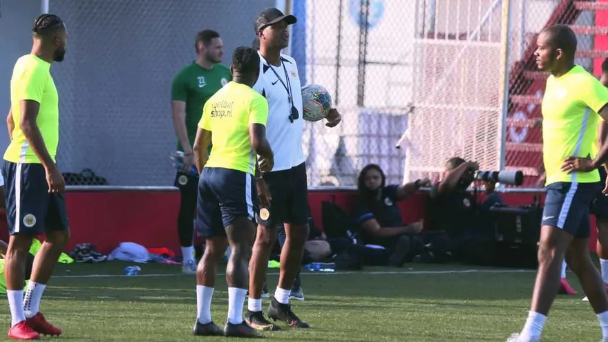 Entrenamiento de Curazao a puerta cerrada