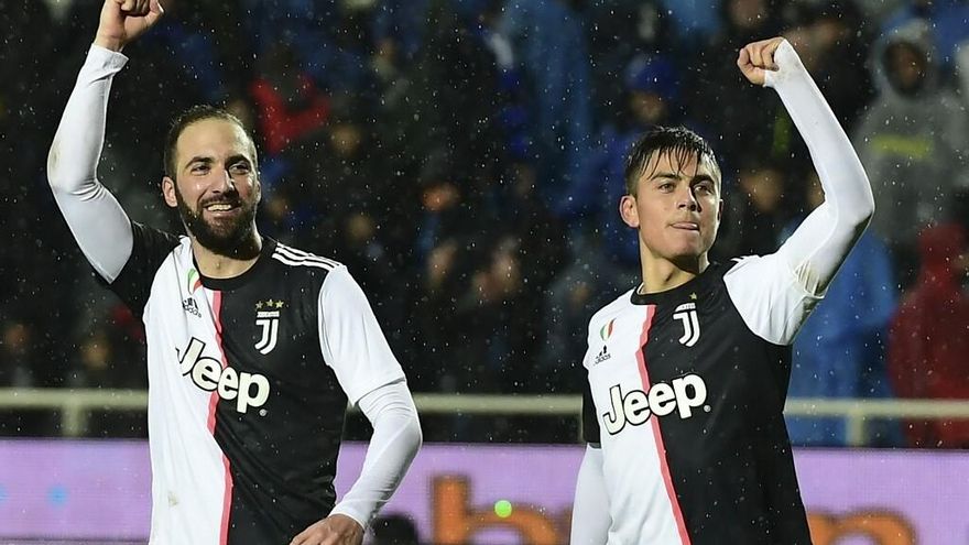 Gonzalo Higuaín (i) y Paulo Dybala (d)