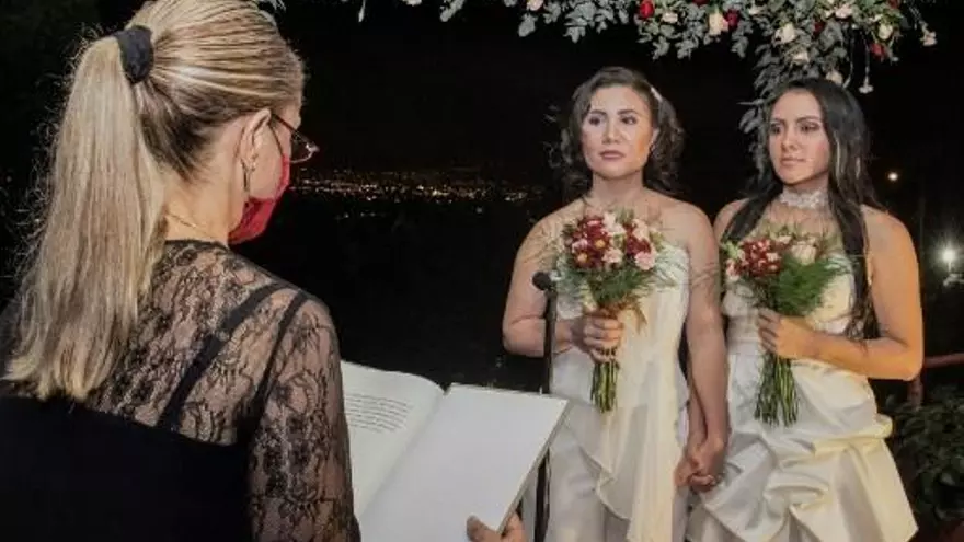 Dunia Araya y Alexandra Quiros contrajeron matrimonio en Costa Rica