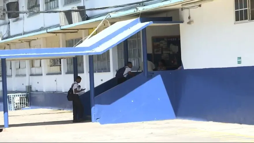 Estudiantes de Colegio Ares y Oficio amenazan con protesta