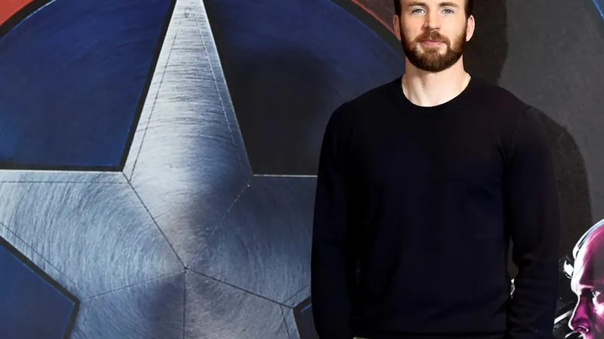 El actor estadounidense Chris Evans posa durante la presentación de "Capitán América: Civil War" en Londres, Reino Unido