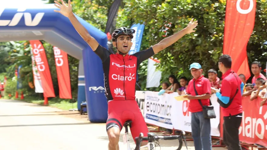 Roberto González cruza la línea de meta.