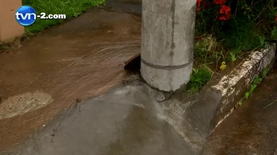 Tubería rota pasa los 25 días, poste podría caer