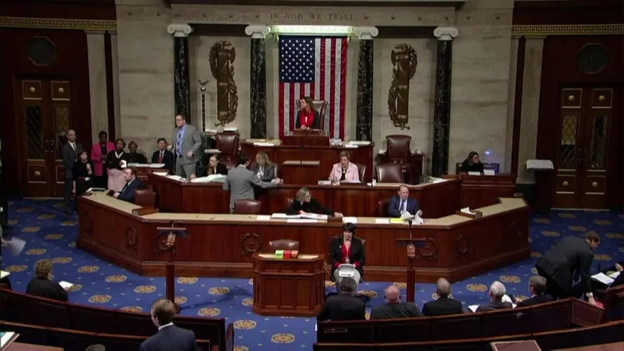 Cámara baja de EEUU aprueba resolución para frenar acción militar de Trump contra Irán