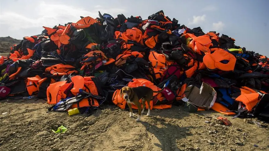 Una pila de chalecos salvavidas de los inmigrantes que llegan a través del Mediterráneo.