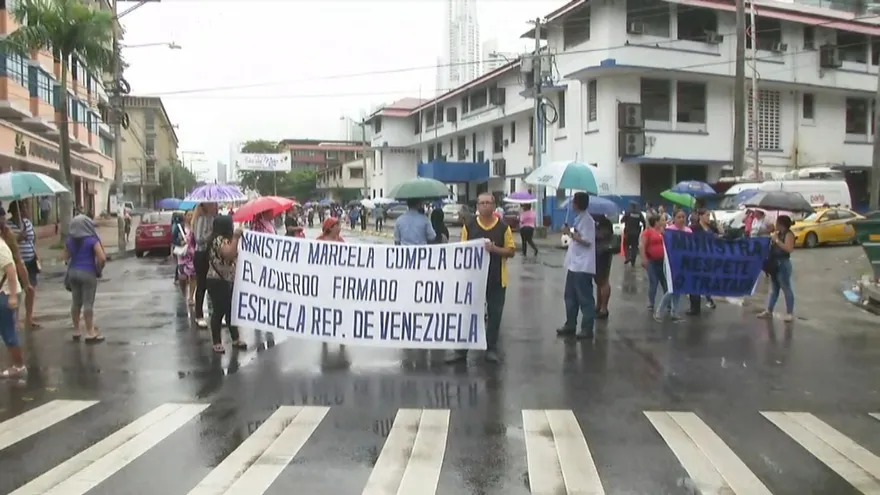 A pesar de la lluvia de esta mañana, los padres de familia y docentes salieron a la calle.