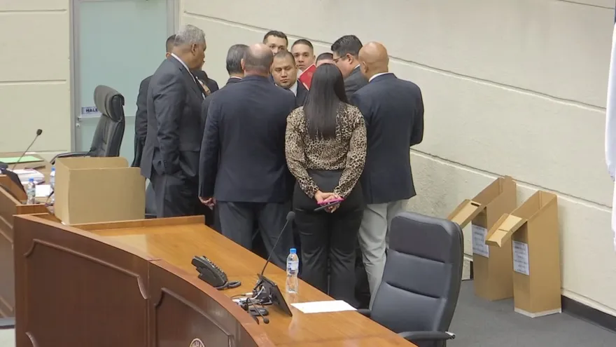 Diputados reunidos, mientras se espera si hay votación.