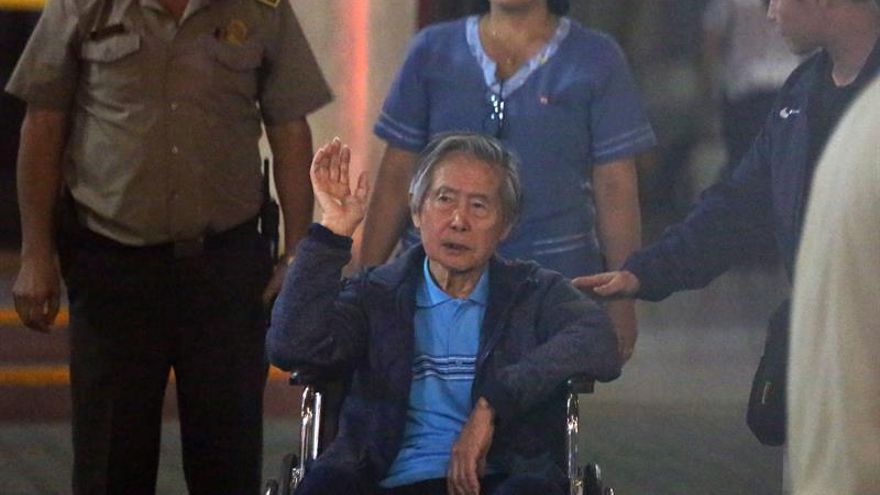 Fotografía de archivo fechada el 4 de enero de 2018 que muestra al expresidente peruano Alberto Fujimori (c) a su salida de la clínica Centenario de Lima (Perú)