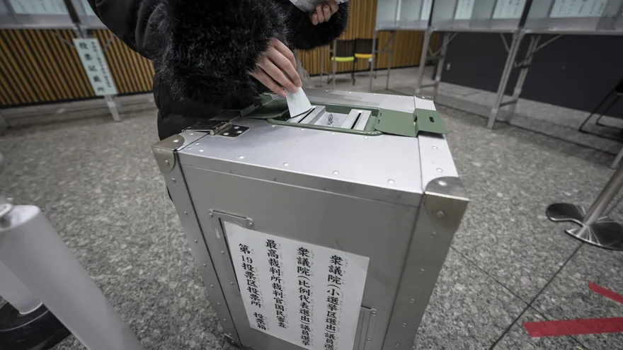 A primeras horas de este domingo abrieron los centros de votaciones en Japón para las elecciones legislativas