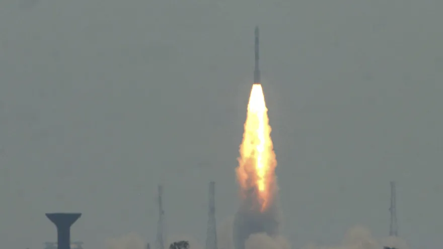 Un cohete indio despegando del centro espacial Satish Dhawan en Sriharikota.