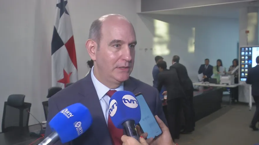 Ministro Chapman presenta informe del crecimiento económico del país, pero Asamblea cuestiona el desempleo