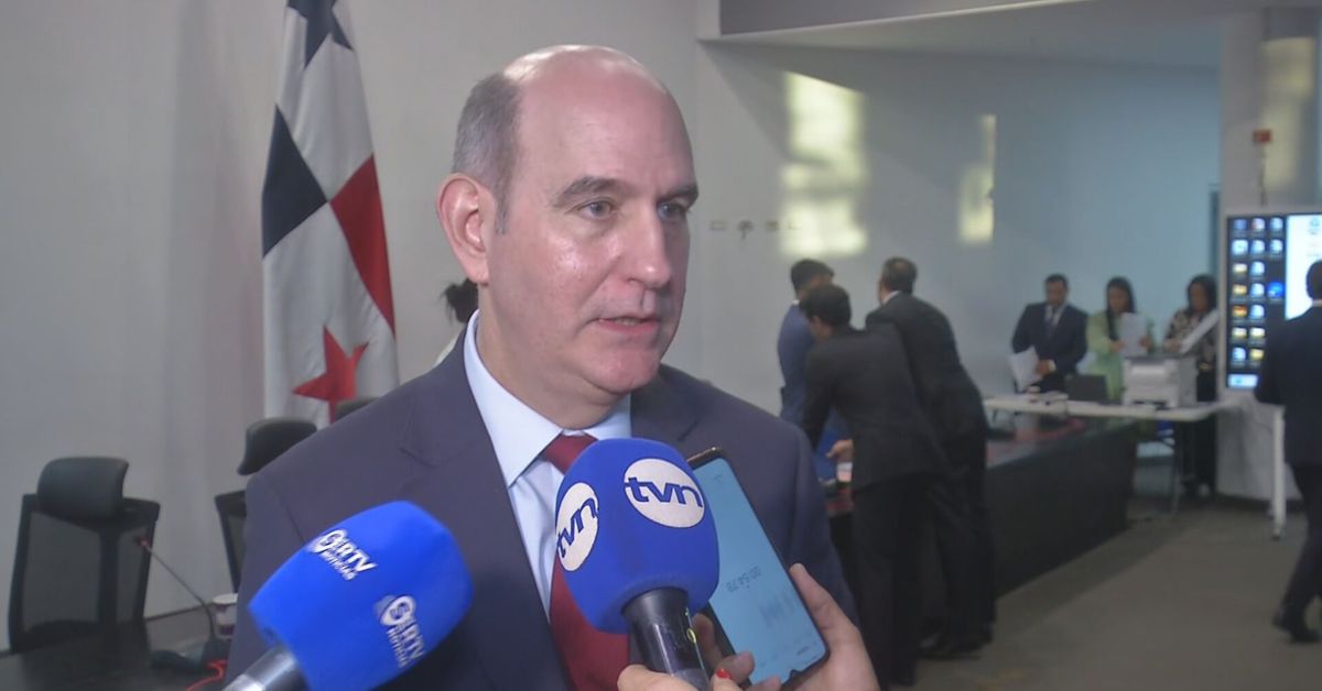 Ministro Chapman presenta informe del crecimiento económico del país, pero Asamblea cuestiona el desempleo