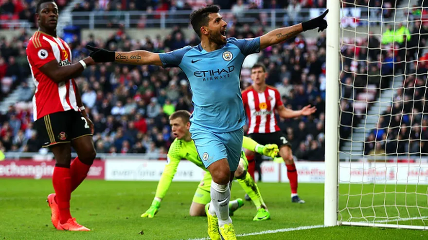 Sergio Agüero celebra el gol que le anotó al Sunderland