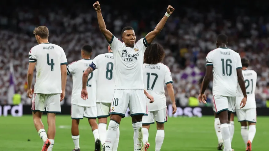 Kylian Mbappé celebra cerca de sus compañeros del Real Madrid
