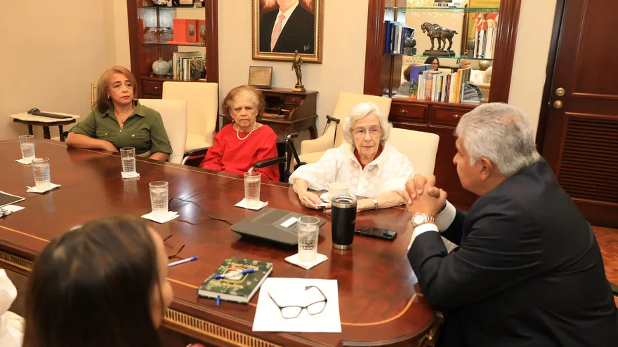 El presidente de la República, José Raúl Mulino, se reunió este lunes con un grupo de activistas y líderes históricas de la lucha por los derechos de la mujer en Panamá.