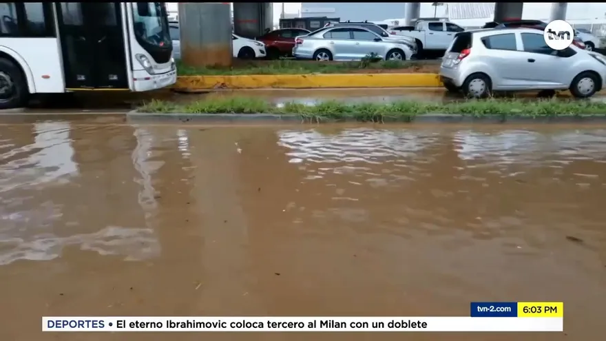 Fuerte lluvia causa inundaciones en varias vías de la ciudad capital