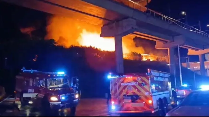 Incendio en fábrica de colchones en Villa Zaita provoca graves daños materiales y colapso de infraestructura